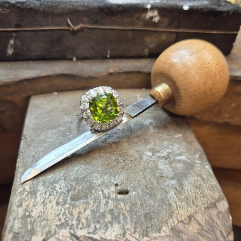 Bague or blanc entourage peridot diamants poires et diamants taille 1 - Auray, Vannes Bague or blanc entourage peridot diamants poires et diamants taille 1 - Auray, Vannes