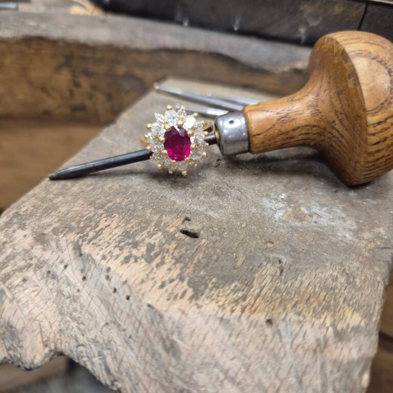 Bague or jaune entourage rubis double rangs diamants poires et 1 - Auray, Vannes Bague or jaune entourage rubis double rangs diamants poires et 1 - Auray, Vannes